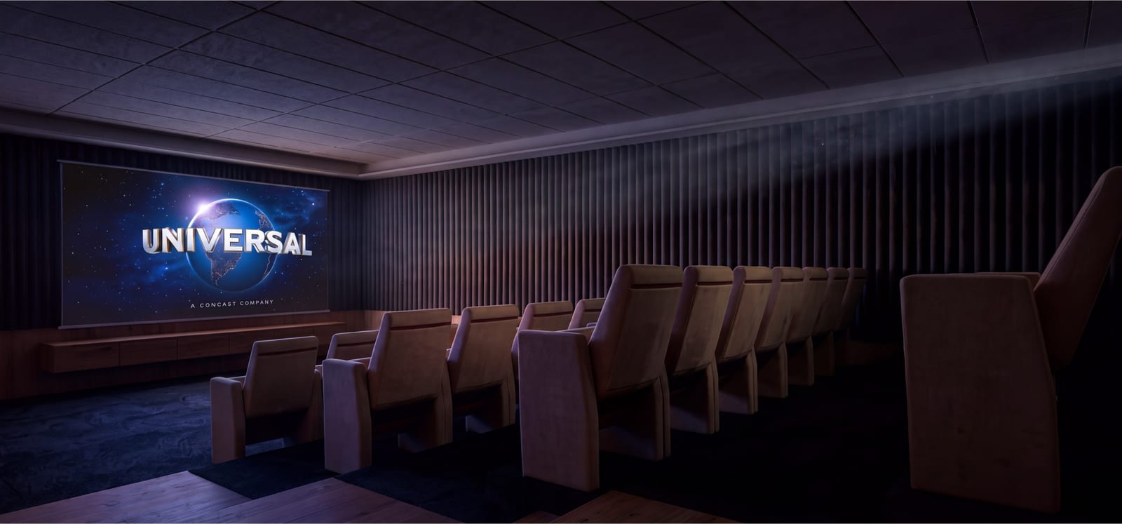 Render del cine en penumbra: filas de butacas frente a la pantalla encendida, paredes acanaladas. Imagen ilustrativa.