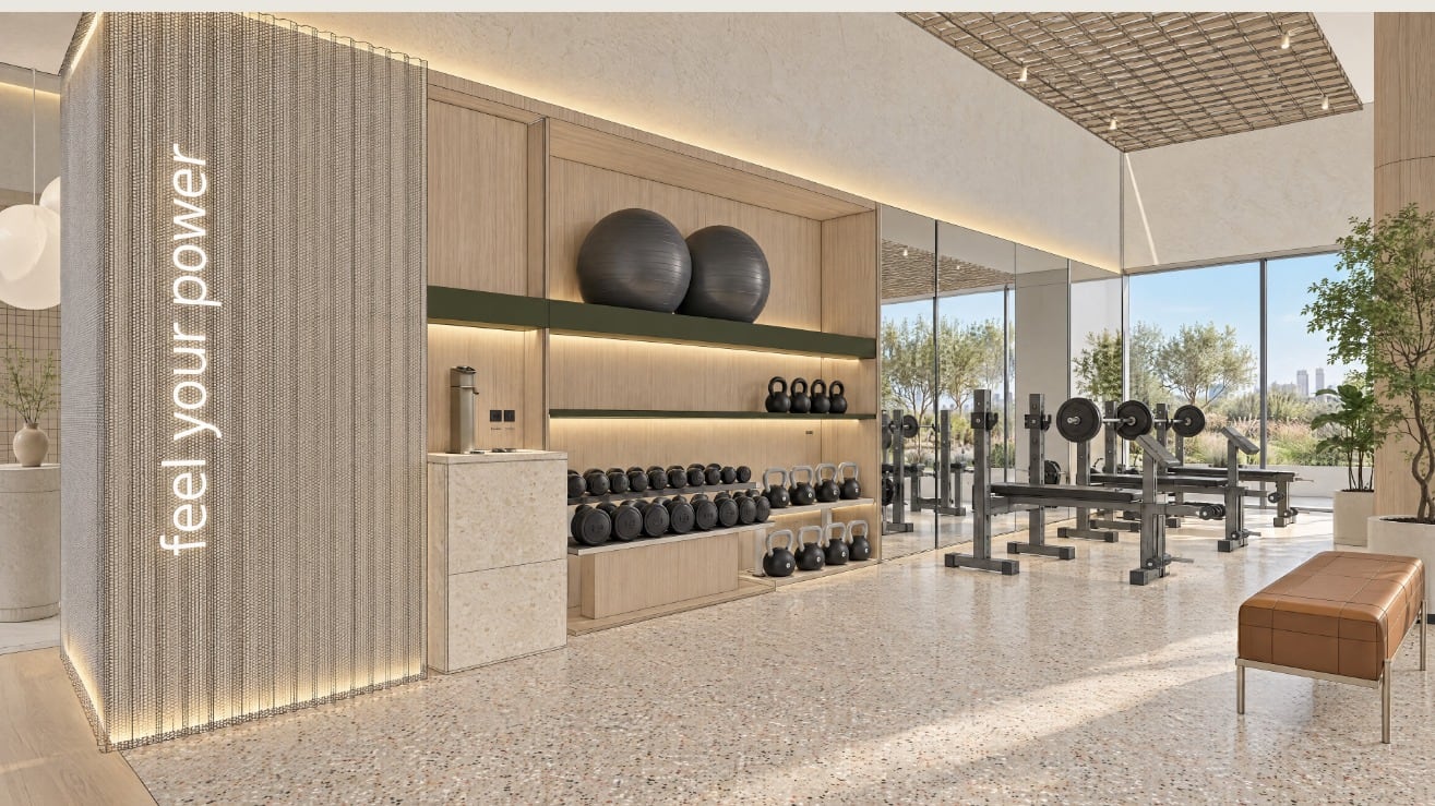 Render del gimnasio del nivel 7: equipos de cardio y pesas frente a un ventanal con vegetación. Imagen ilustrativa.