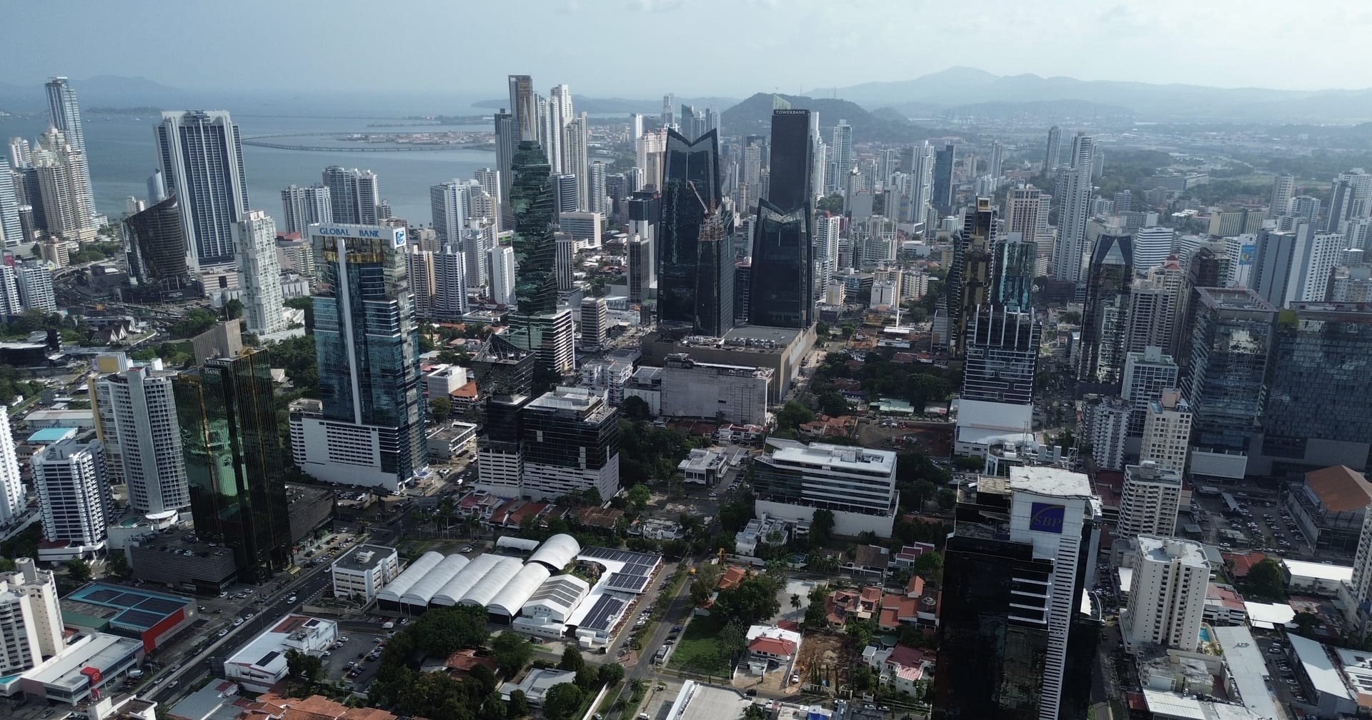 Vista aérea de Obarrio y el skyline de Ciudad de Panamá, con la torre F&F («El Tornillo») y la bahía al fondo.